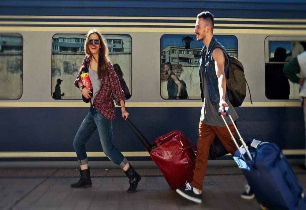 Ce condiții trebuie să îndeplinească tinerii care vor să călătorească gratuit prin toată Europa, primăvara viitoare