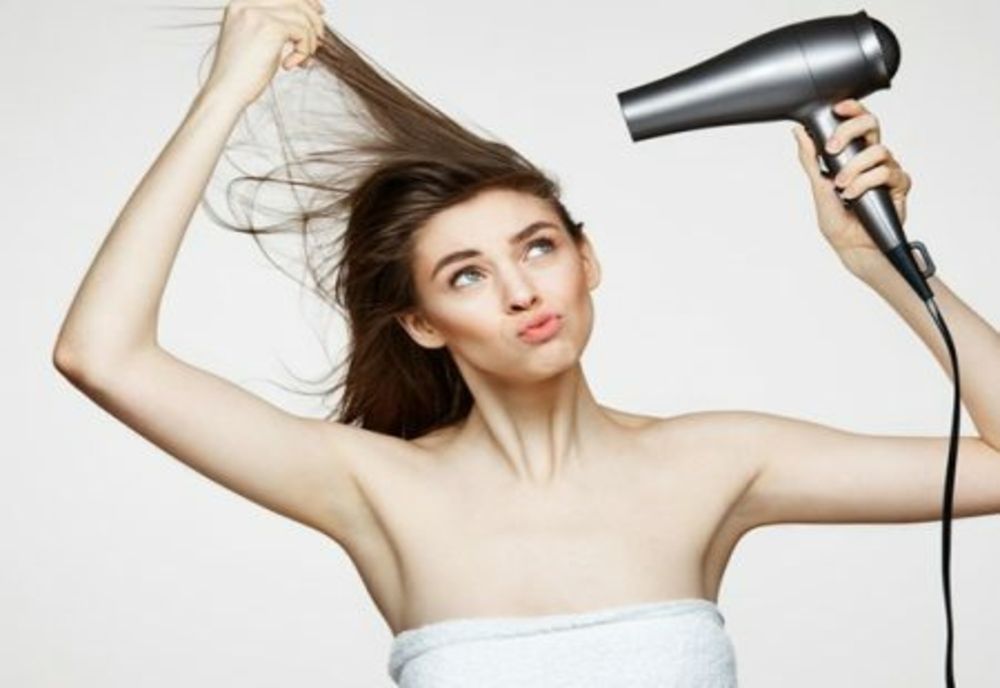 Iată de ce este mai bine să-ți usuci părul cu capul în jos, potrivit unui dermatolog