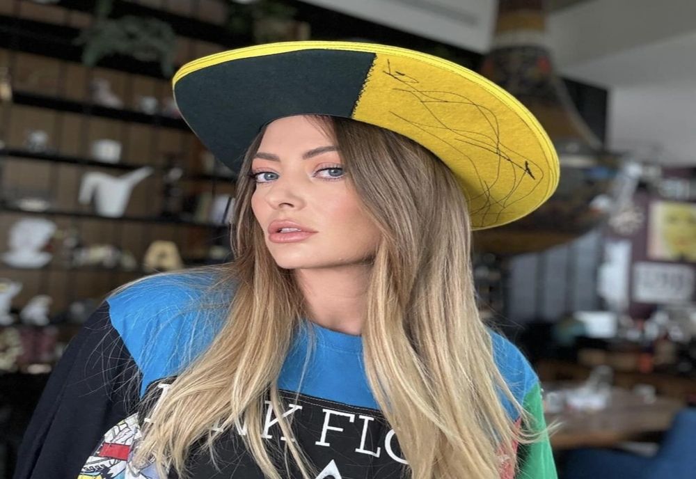 Incredibil cât costă parfumul preferat al Deliei