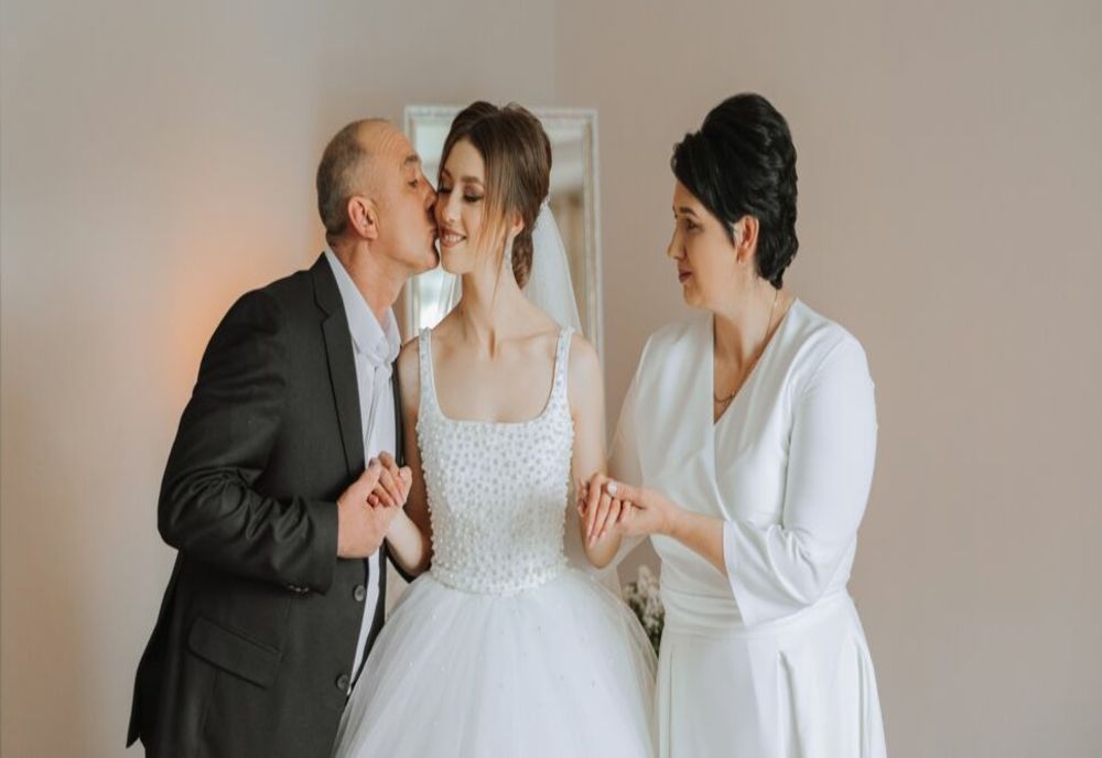 CUM SĂ TE ÎMBRACI LA NUNTĂ, DACĂ EȘTI MAMA MIRESEI SAU A MIRELUI