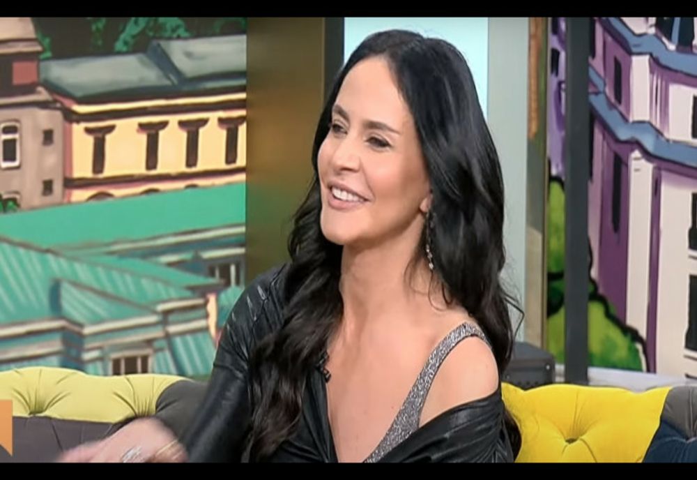 ADELINA CHIVU REVINE PE STICLĂ, DUPĂ 16 ANI