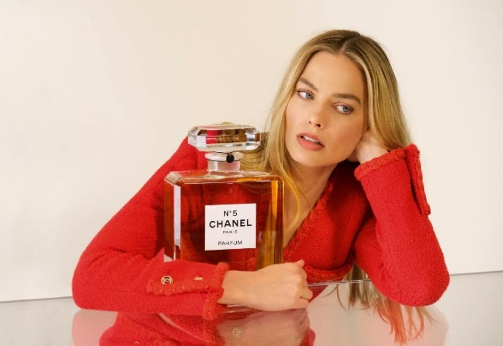 MARGOT ROBBIE ESTE NOUA IMAGINE A PARFUMULUI CHANEL N°5