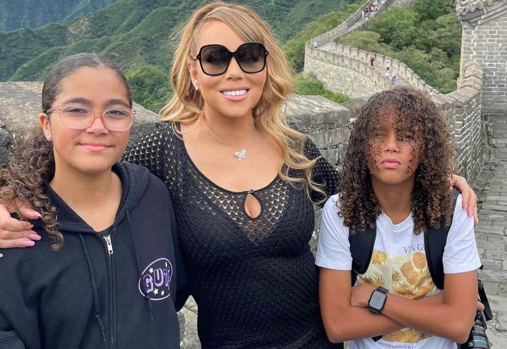 Mariah Carey, pe tocuri de 15 cm la Marele Zid Chinezesc. De abia se ținea pe picioare - VIDEO viral
