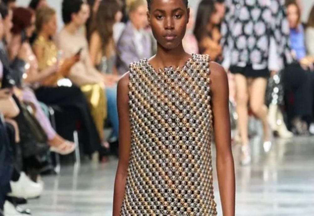 „Castle-core”: vom purta în curând zale și cizme de cavaler?