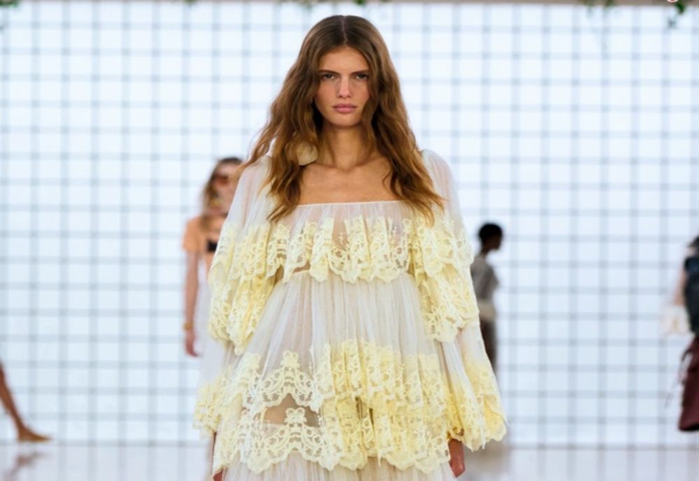 Flori, volume vaporoase, volane și broderii: va detrona tendința neoromantică luxul liniștit?