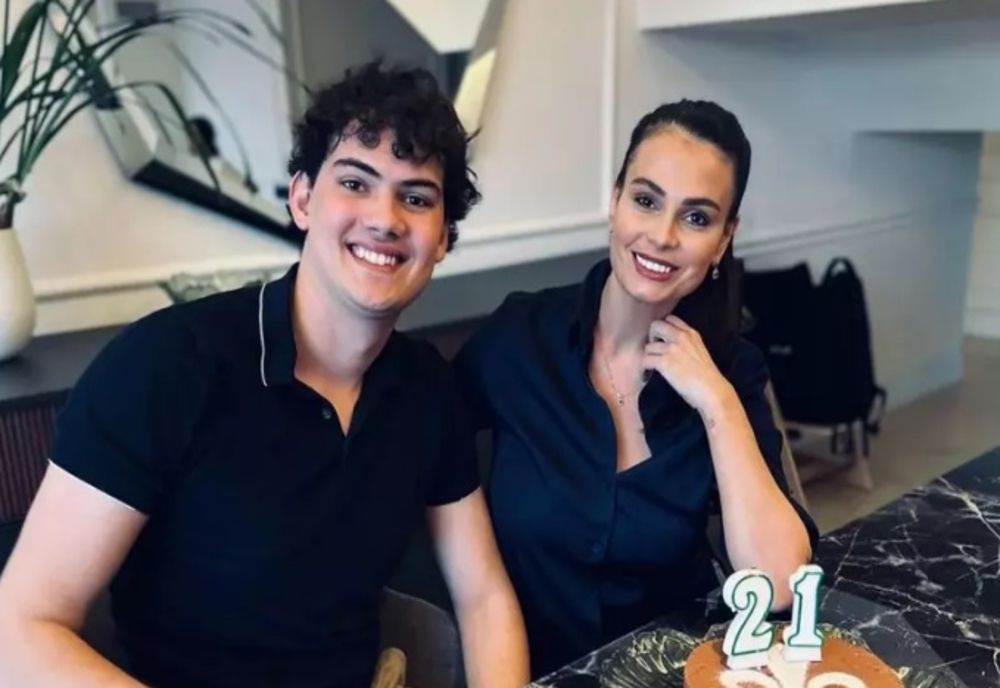 Fiul cel mare al Ancăi Serea își face implant de păr la 22 de ani