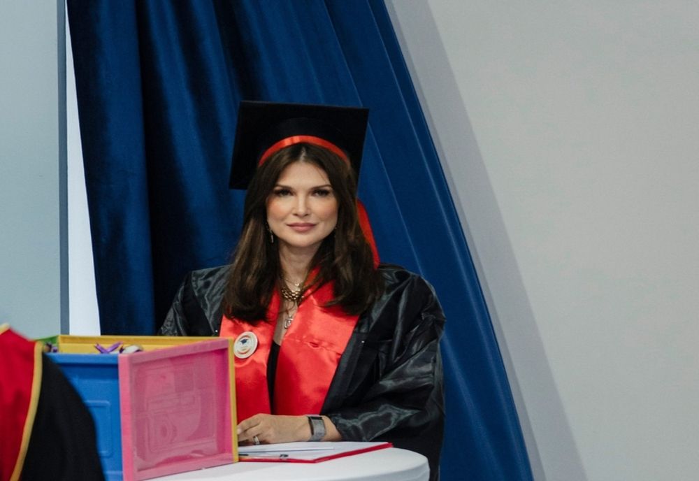 MONICA BÎRLĂDEANU A ABSOLVIT CEA DE-A DOUA FACULTATE, LA VÂRSTA DE 46 DE ANI