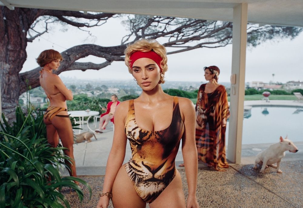 ROBERTO CAVALLI X SKIMS, UN DUO CÂȘTIGĂTOR, ÎNTRE GLAMOURUL ITALIAN ȘI COSTUMELE DE BAIE MODELATOARE