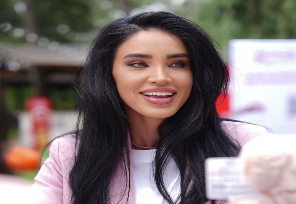 ADELINA PESTRIȚU A DEZVĂLUIT SECRETUL DANTURII SALE ALBE! ARE SAU NU FAȚETE DENTARE?