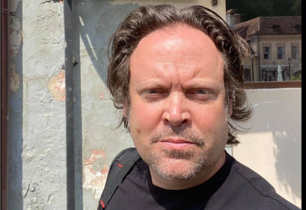 CHARLIE OTTLEY, BRITANICUL CARE LAUDĂ ROMÂNIA ÎN TOATĂ LUMEA, SE CHINUIE DE 5 ANI SĂ NE OBȚINĂ CETĂȚENIA