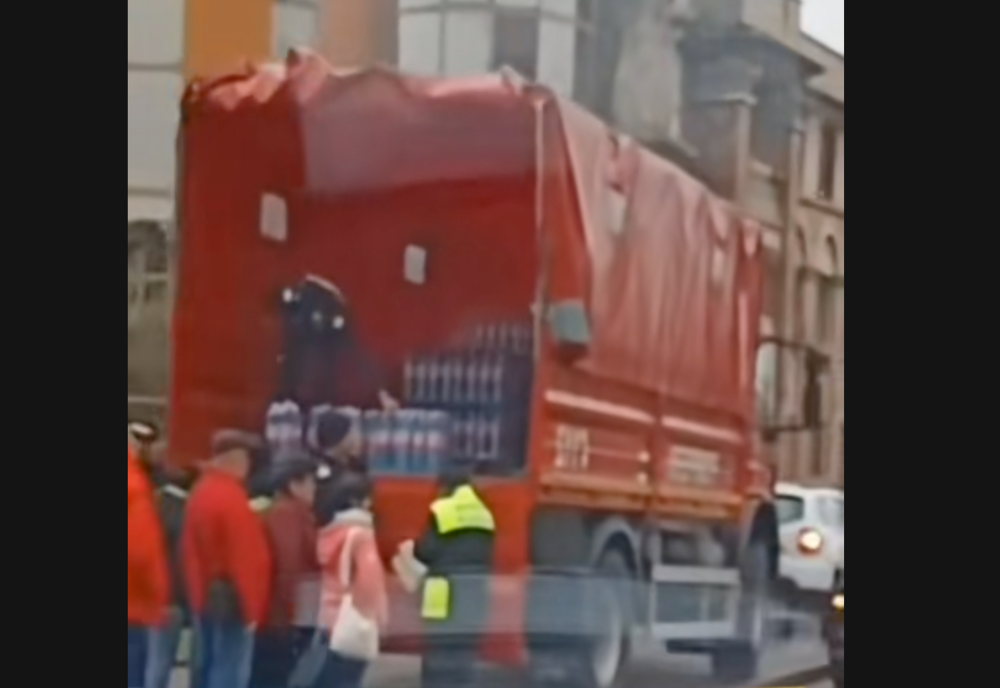 Clipuri virale cu oameni la coadă „cu buletinul” pentru apă 