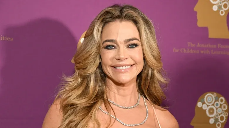 Actrița Denise Richards spune că și-a făcut un lifting facial de 250.000 de dolari. Cum arată după intervenție
