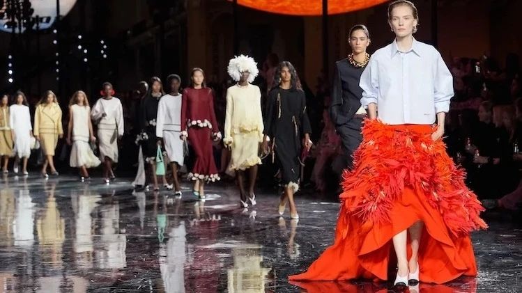 Raport de modă: Tendințele de pe podiumul primăvară-vară 2026 care definesc următoarea eră a modei