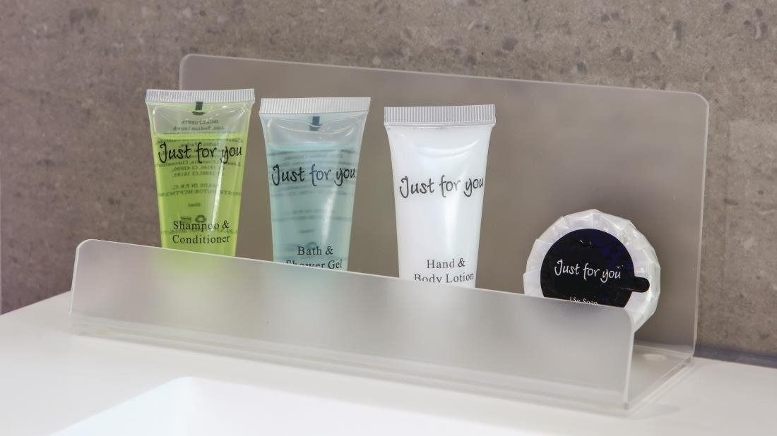 Sticlele mici de șampon și gel de duș, interzise în hoteluri din 2030