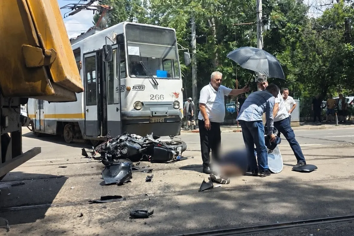 Motociclist mort după un impact violent cu un tramvai, pe Bulevardul Bucureștii Noi