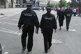 Femeie în vârstă, care vindea fructe și legume pe trotuar, umilită de un polițist local din București: agentul i-a aruncat marfa pe jos