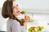 Un studiu arată că ascultarea unui anumit tip de muzică te poate ajuta să faci alegeri alimentare mai sănătoase