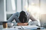 Burnoutul, suferința oamenilor care muncesc până la epuizare. Simptomele, explicate de un psiholog