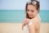 Nu te uita la data de expirare, înainte de a refolosi crema de protecție solară de anul trecut, verifică acest simbol de pe ambalaj