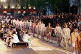 Broșe, ace și eșarfe din pene: vara viitoare, bărbații vor fi mai împodobiți decât femeile