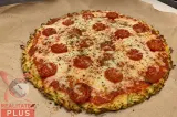 Pizza cu blat de dovlecel și brânză. Rețeta simplă și delicioasă pe care vei dori să o prepari din nou