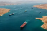 Alertă în Strâmtoarea Ormuz. Iranul anunță că un petrolier a lovit două mine și a luat foc