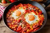Tigaie caldă cu ouă, ardei și cabanos. Rețeta perfectă pentru zilele în care nu ai chef să stai prea mult în bucătărie