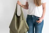 Renașterea genților maxi | De ce moda spune adio mini-poșetelor 