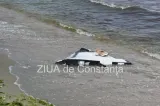 Alertă pe plaja Neversea din Constanța. O aripă de dronă a fost adusă de valuri la mal