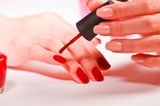 Ce este „Red Nail Theory” și de ce unghiile roșii atrag atenția bărbaților