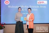 Ana Maria Păcuraru, premiată la Beijing de secretara executivă a asociației ALL CHINA JOURNALISTS ASSOCIATION, pentru activitatea sa jurnalistică