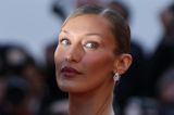 Bella Hadid, spectaculoasă la Cannes! Rochia ei a necesitat 22.000 de ore de broderie și munca a 130 de artizani