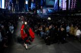 Gucci a transformat Times Square într-un podium uriaș de modă pentru noua colecție semnată de Demna