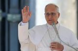 Moment inedit în turneul din Spania: Papa Leon a intrat în cabina piloților și a salutat escorta aeriană - VIDEO