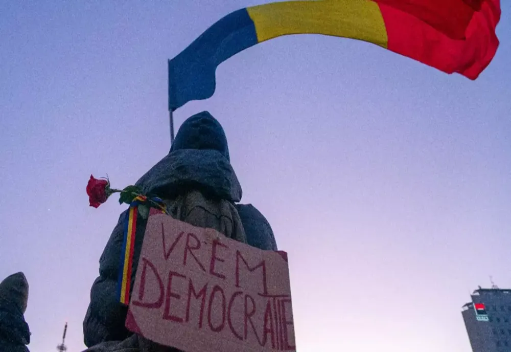 DECIZIA PRIVIND RELUAREA TURULUI 2 AL PREZIDENȚIALELOR. CĂLIN GEORGESCU PARTICIPĂ LA ȘEDINȚA DE JUDECATĂ. AFARĂ, PROTESTATARII STRIGĂ "LIBERTATE!" 