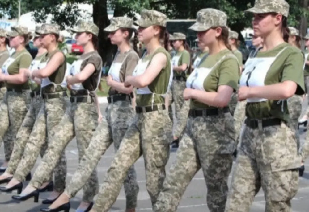 Danemarca introduce serviciul militar obligatoriu și pentru femei