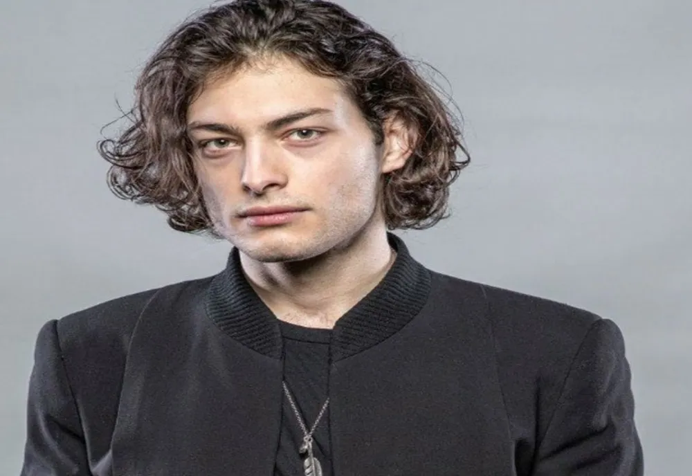 Toto Dumitrescu, bătut cu bestialitate în faţa unui club de fiţe! FOTO