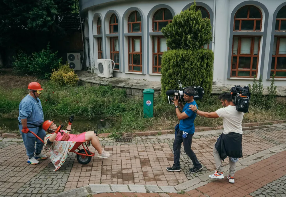 CAMERAMANII DE LA ASIA EXPRESS AU SALARII URIAȘE! CÂT CÂȘTIGĂ ÎN DOAR 44 DE ZILE DE FILMARE