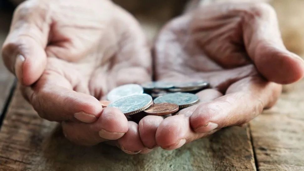 Revolta românilor din cauza scumpirilor. Oamenii îl consideră pe Bolojan principalul vinovat: „Ei iau bani cu sacoșa, nouă ne dau cu țârâita!”