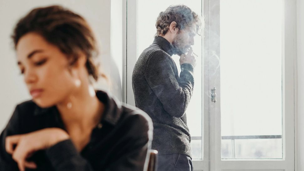 Cuplu de îndrăgostiți se ceartă