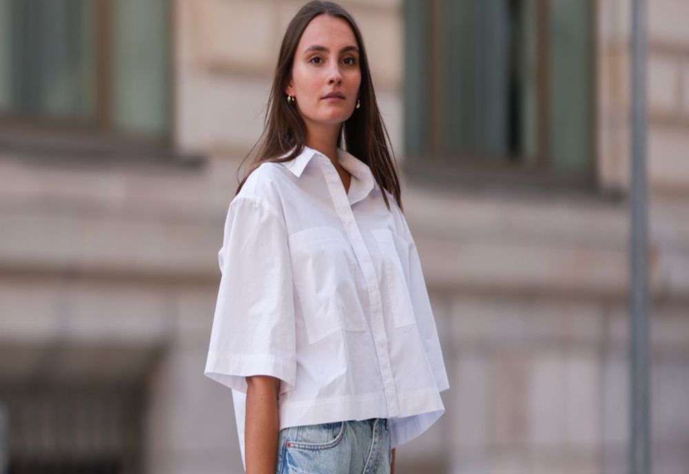 Cum să-ți pui în valoare silueta într-o cămașă oversized