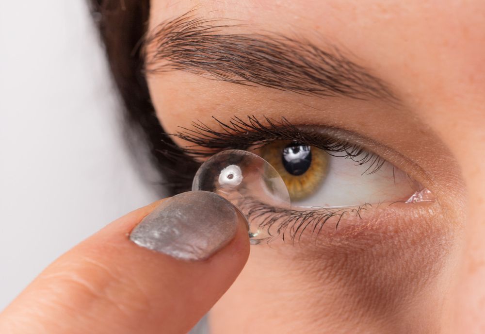 Pericolul lentilelor de contact. Care sunt cele mai dăunătoare