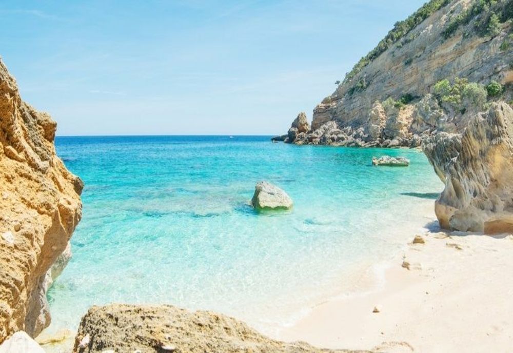 Cum se curăță corect nisipul de pe hainele de plajă