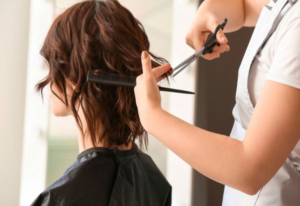 Tunsoarea la modă pentru toamna 2023 care dă volum părului