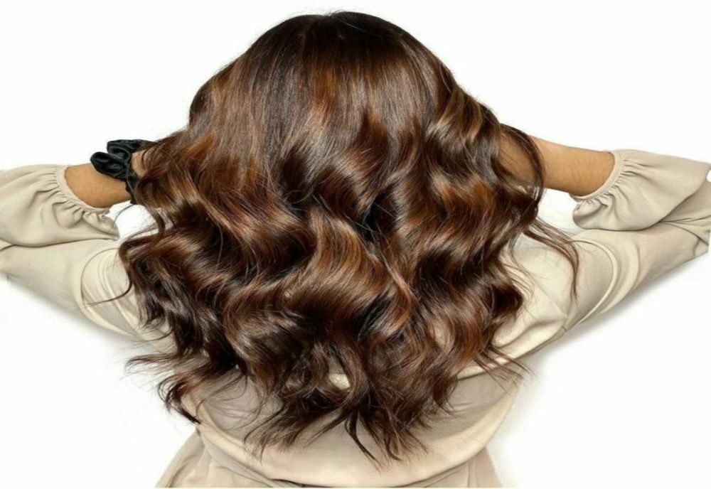 Trendul de pe TikTok care îi îndeamnă pe oameni să-și spele părul o dată pe lună, ca să fie mai des și mai frumos. Ce spun medicii