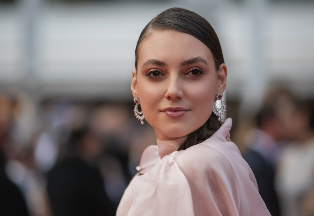 Premiile BAFTA 2024. Cum a apărut românca Andreea Cristea pe covorul roșu. A eclipsat-o pe Dua Lipa