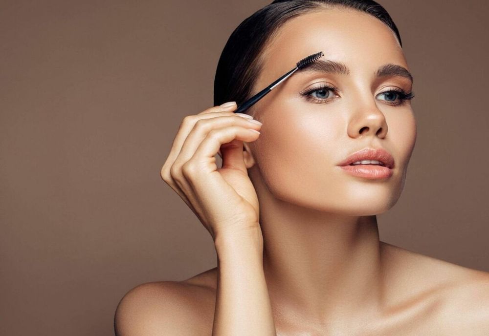 Machiajul sprâncenelor: în ce ordine ar trebui să aplici produsele pentru a le pune în valoare