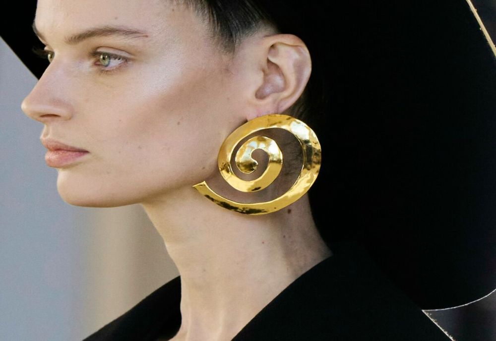 Cum să adopți accesoriile maximaliste la modă pentru această primăvară