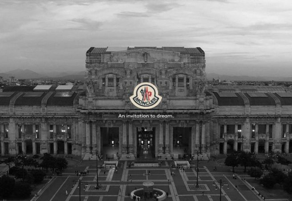 Moncler transformă gara din Milano într-o galerie de artă