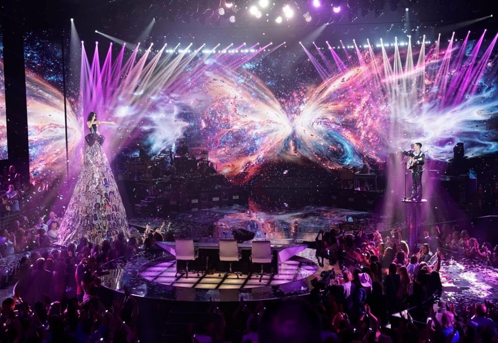 Katy Perry a urcat pe scenă într-o rochie uriașă! Ce fețe au fost imprimate pe ținuta ei